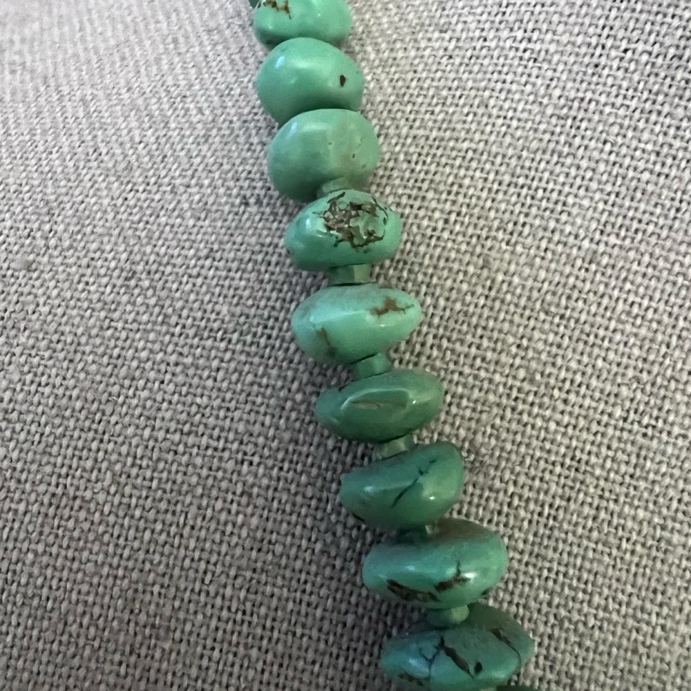 Elegant Green Turquoise Howlite Beaded Necklace - Picture 3 of 7